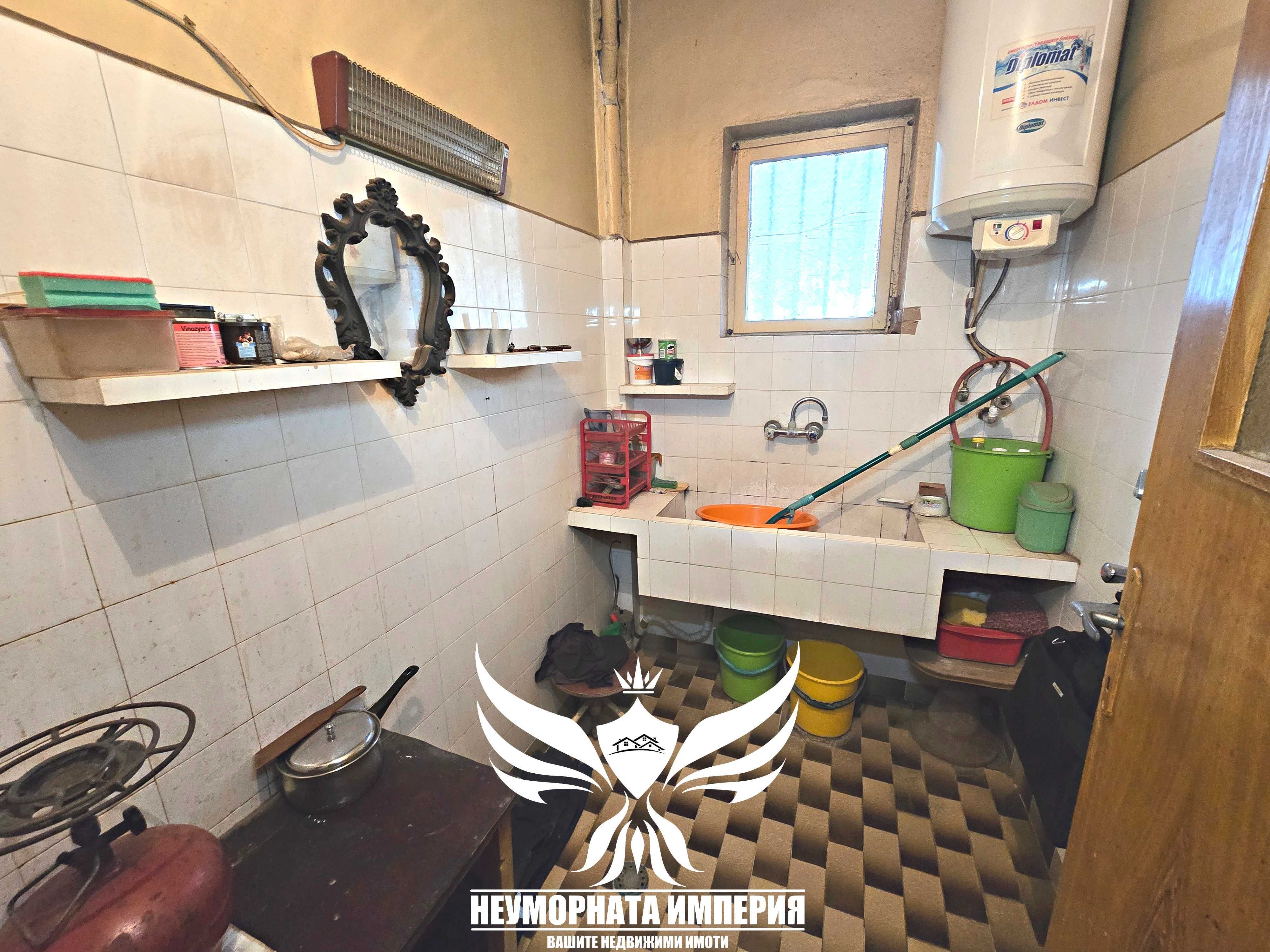Продавам тристаен 120кв. с гараж и дворно място в Асеновград