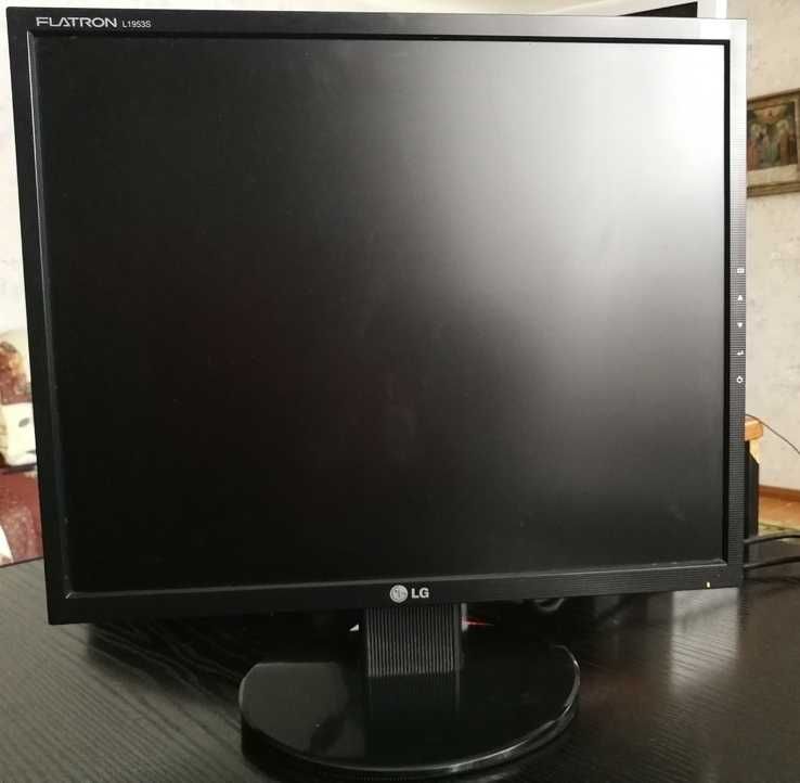 продам большой монитор LG модель w1742s в хор раб  сост