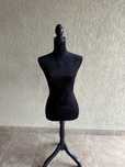 Bust negru pentru haine