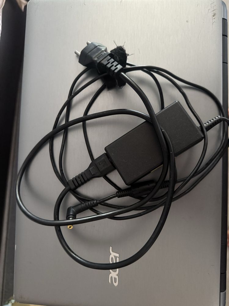 Продавам лаптоп Acer + подарък раница – 220 лв