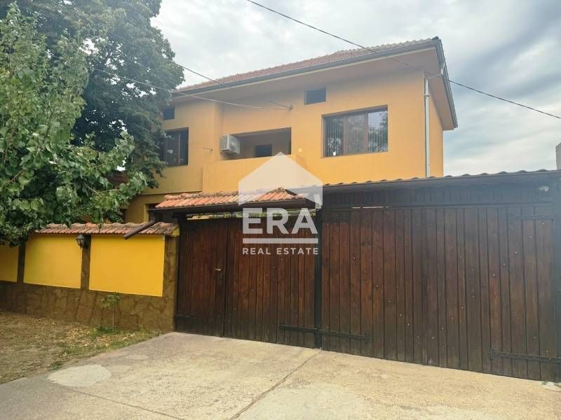 Страхотна семейна къща в с. Сандровo