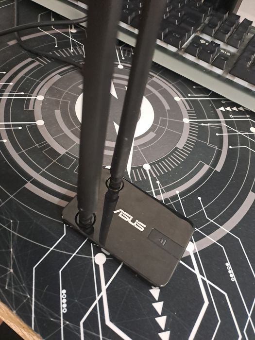 Adaptor de wi-fi asus care are viteza de 867 Mbps