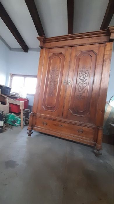 Dulap vechi din plop masiv