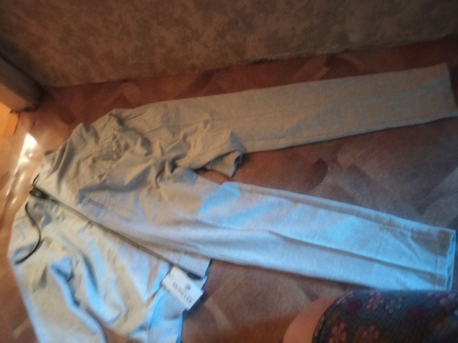 Продаю мужской спортивный костюм новый.