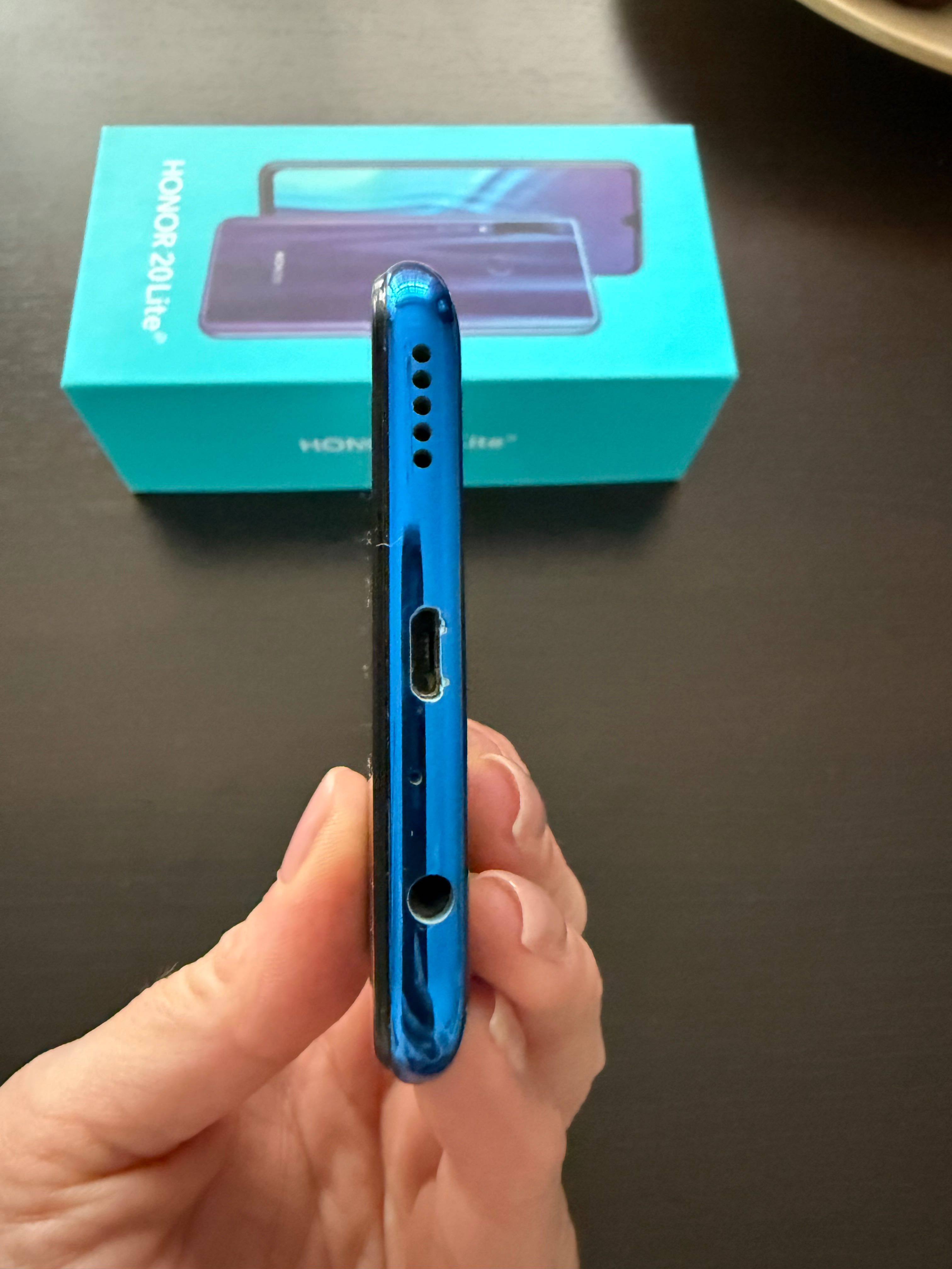 Продавам смарт телефон Honor 20Lite