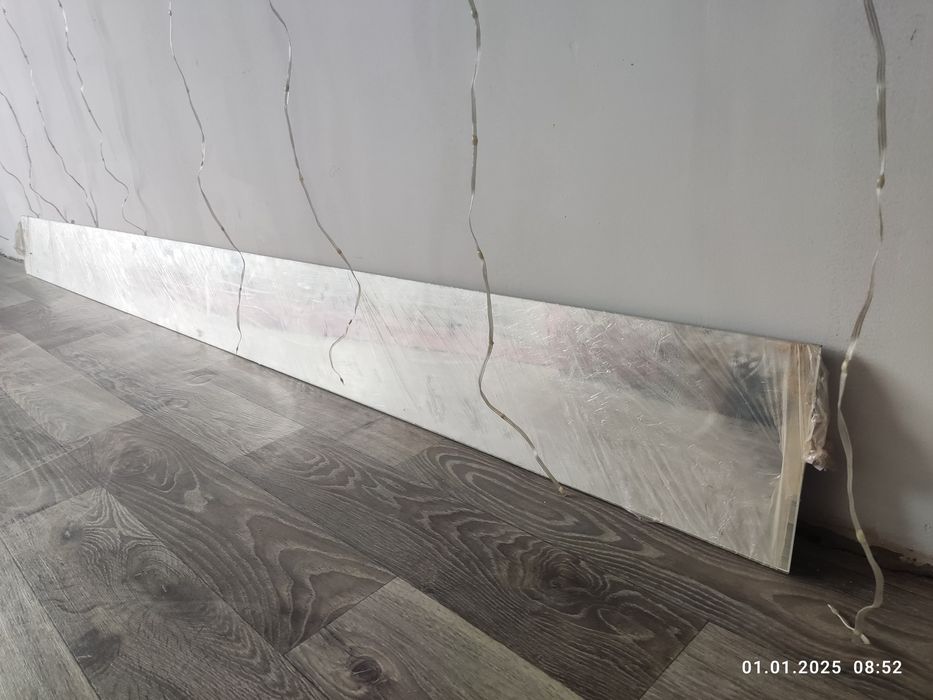 Продам новое зеркало нестандартной формы в пленке