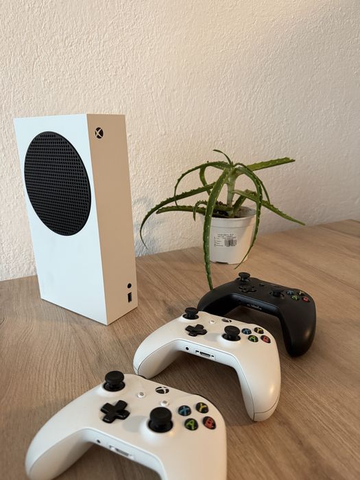 Xbox Series S 512 GB + 3 Конзоли и Карта Памет 512 GB