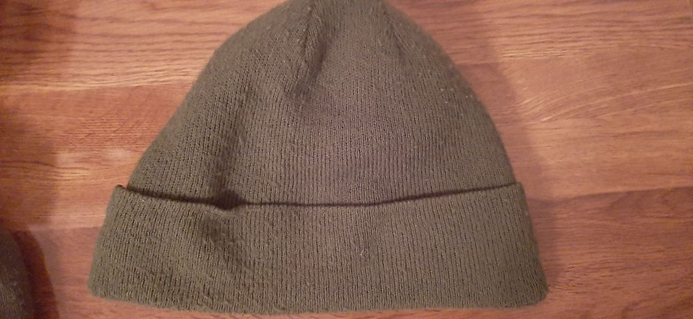 Продаю шапкочки зеленого цвета
