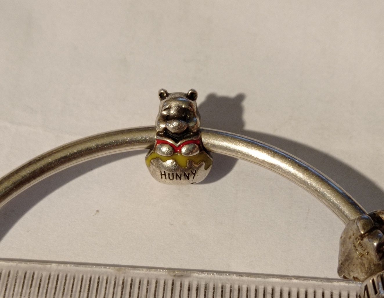 Vând/Schimb brățară Pandora-Stare conform foto,1 charm lipsă 3 pietre.