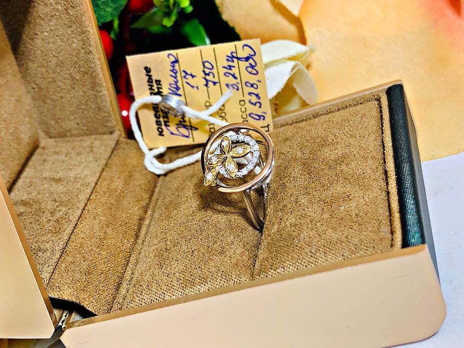 Нежное золотое кольцо с бриллиантами