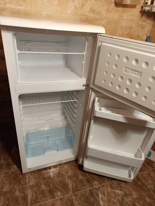 Хладилник в  много добро състояние.