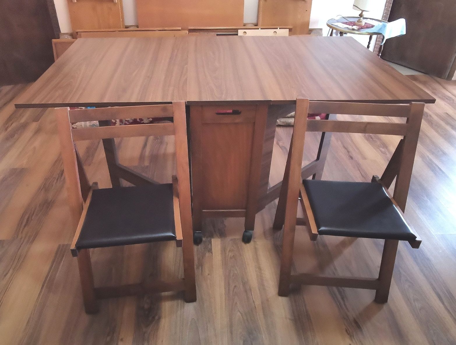 Vänd masă pliabilă cu 4 scaune