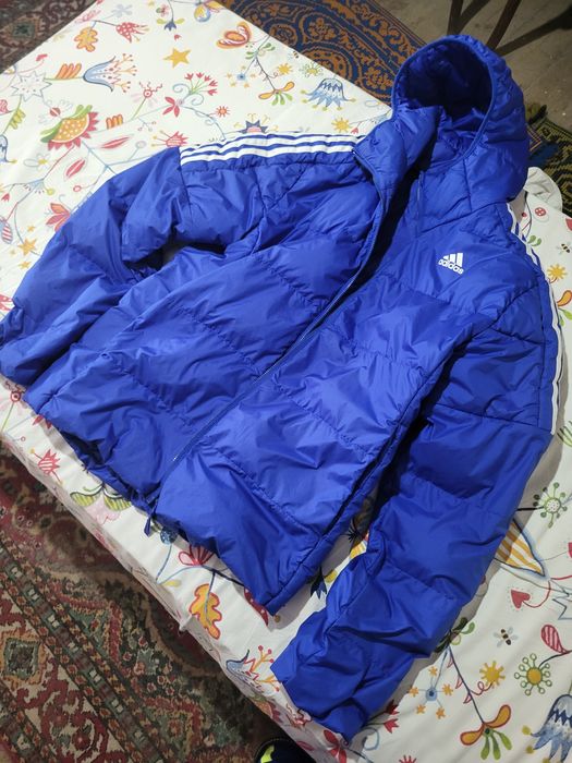 Geaca bărbătească marca Adidas.