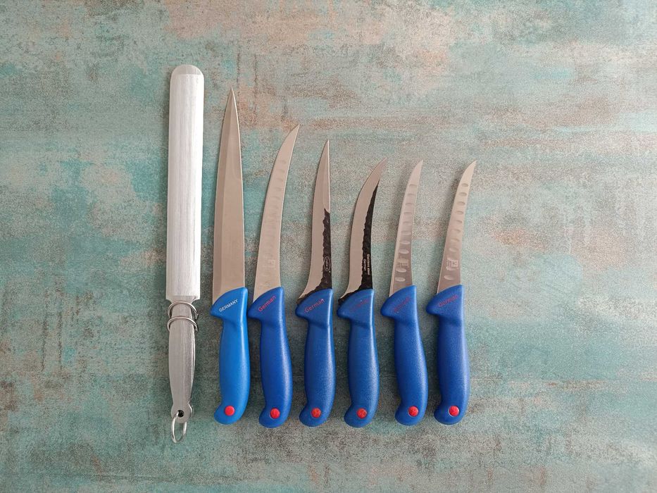 Set Cuțite Măcelărie 7 Piese + 1 Dispozitiv Tip Lasou Prindere Porci