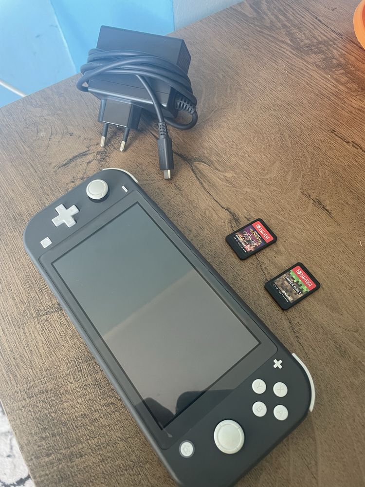 Nintendo Switch Lite + 2 игри