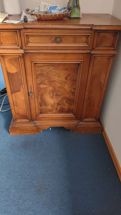 Продавам стари италиански мебели