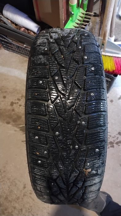 Продам зимнюю резину шипованную со штампованными дисками