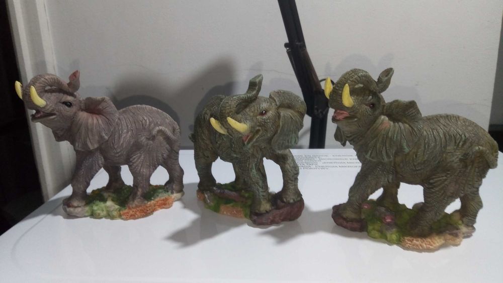 Vand bibelouri elefanti din ceramica