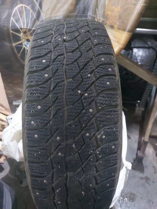 Продам зимние шипованные шины