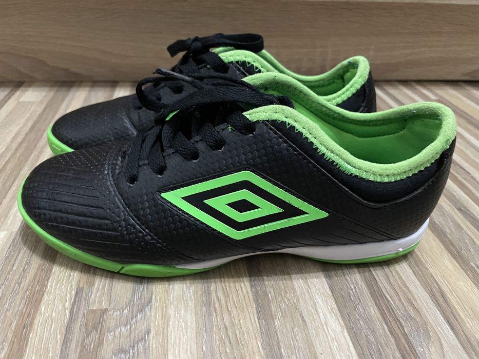 Ghete fotbal marimea 35,o purtare