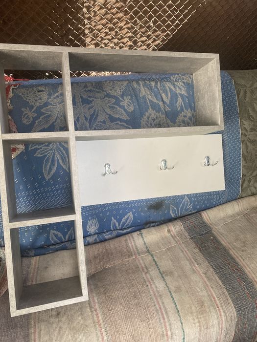 Полка у входной двери для курток и для мелочи в полках