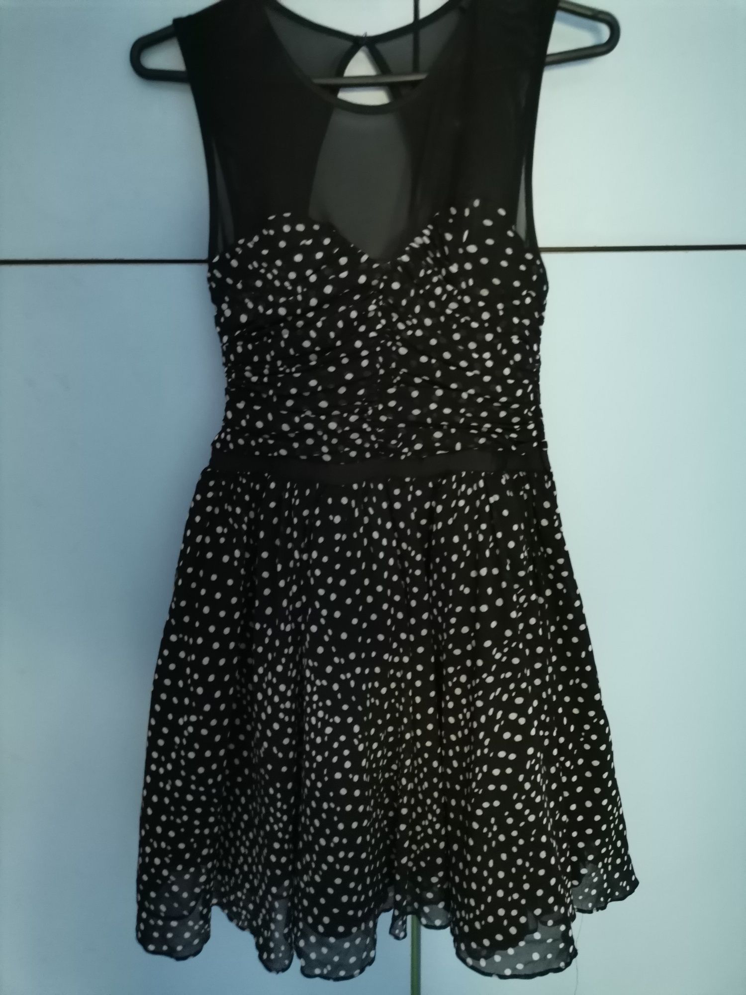 Елегантна рокля на Guess