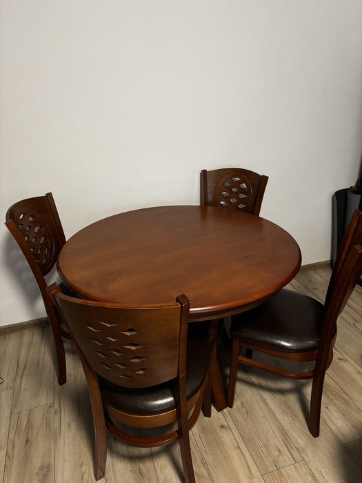 Masa cu 4 scaune din lemn masiv