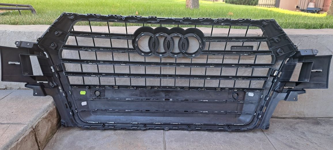 Vând accesorii spalier fata Audi Q7 , 4MO