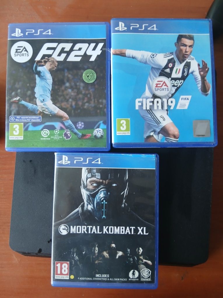 Продавам ps4 с 2 джойстика