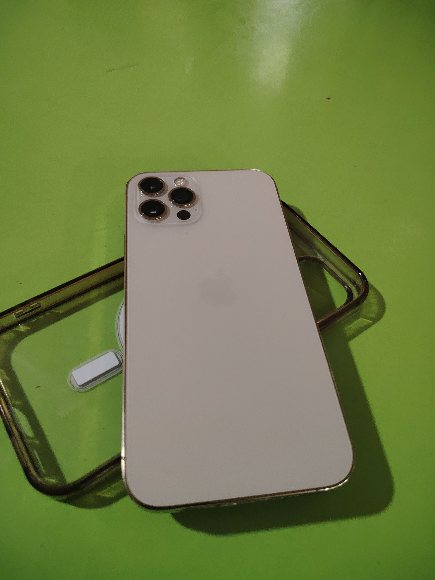 Iphone 12 pro gold