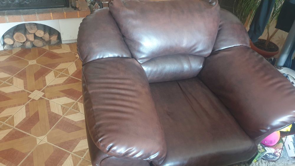 Кожена холна гарнитура състояща се от троен диван, двоен и фотьойл