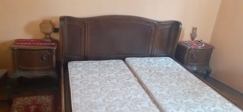 Mobilā veche în stare foarte bunā