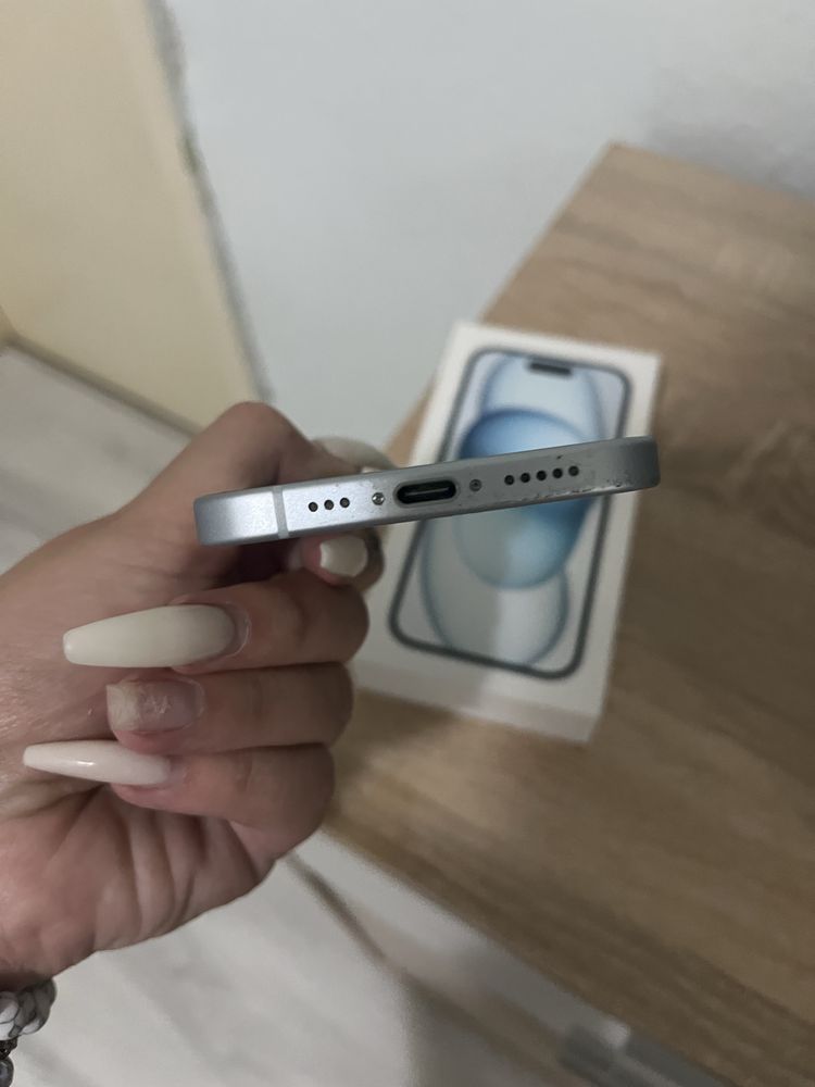 Продавам комплект Iphone 15 и слушалки Airpods 2 gen
