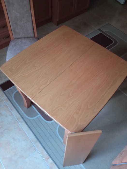 Разтегателна трапезна маса