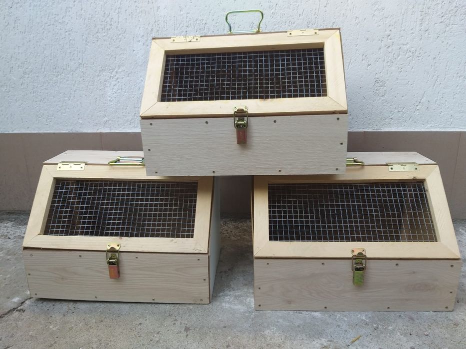 Vând cuști de transport și voliere pentru papagali