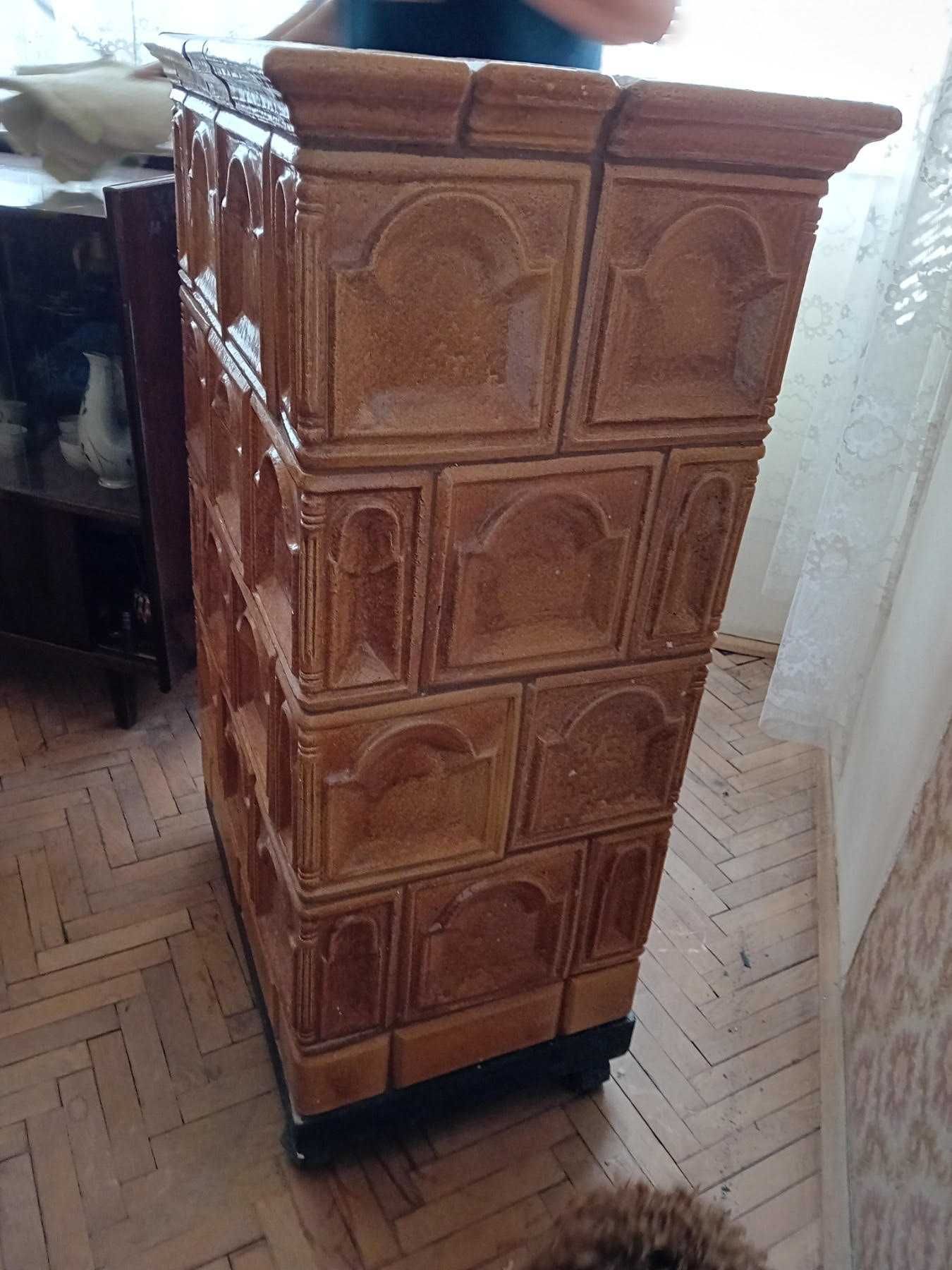 старинна акумулираща печка облицована с керамика