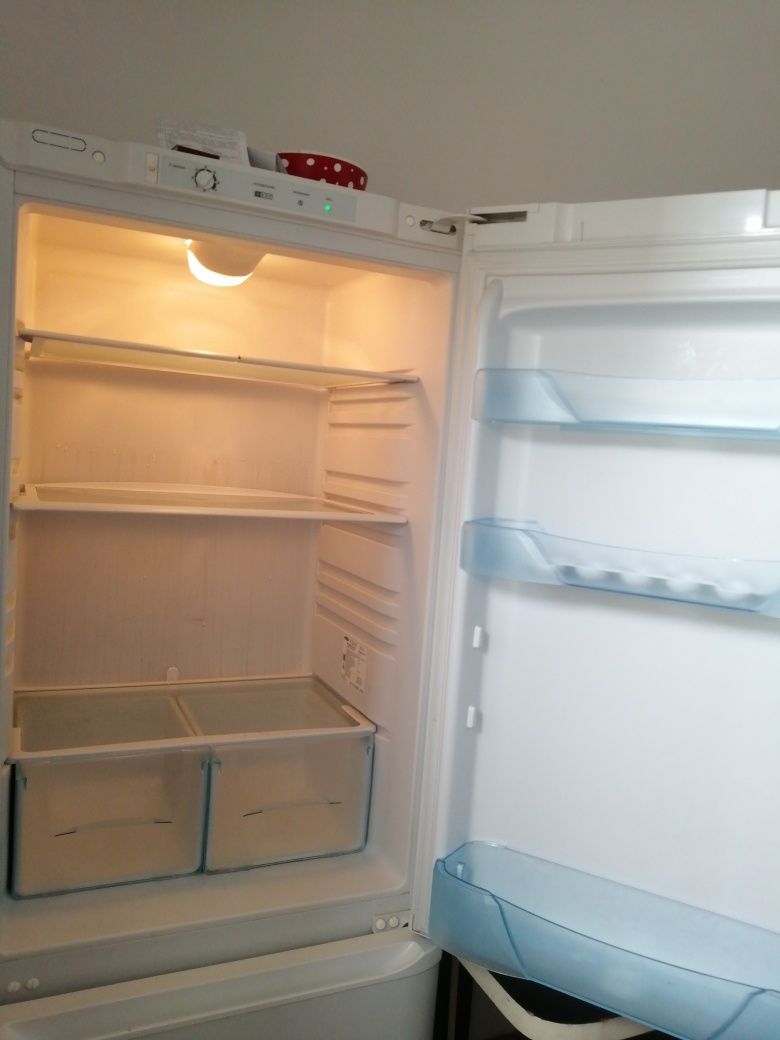 Холодильник в отличном состоянии. Продаём в связи с переездом.