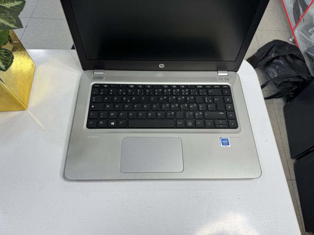hp zor holatda 8 gb operativka 256 ssdlik tez ishlaydi ofis ishlariga