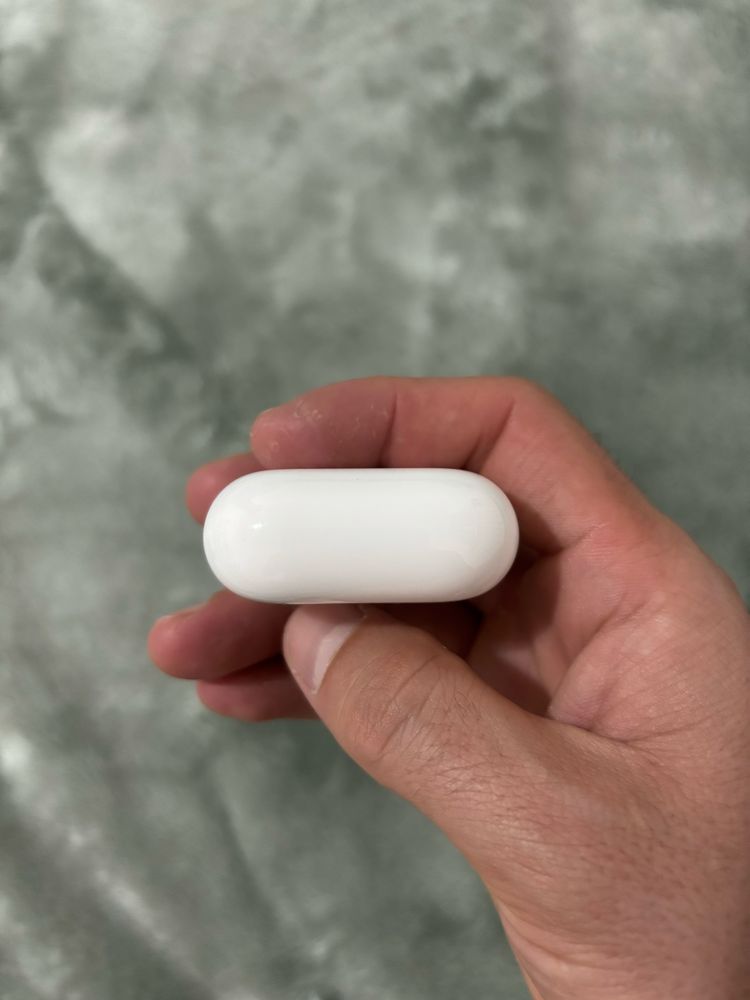 airpods 4 с шумоподавлением.