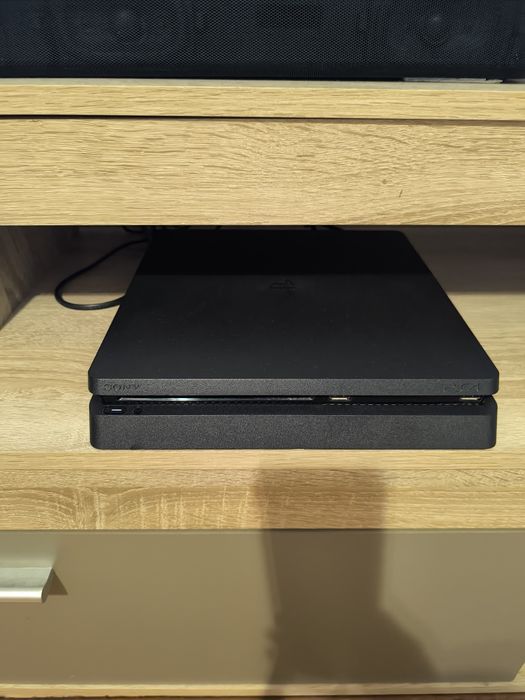 Vind Ps 4 Slim de 1 Tera, stare foarte bună de funcționare la 599 lei!