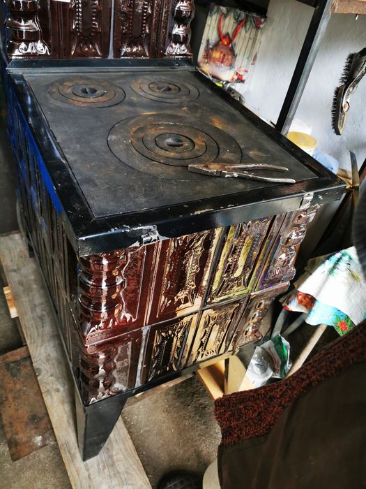 Soba teracota pe lemne, cu plita si cuptor de gatit, Aba, tip cizma,