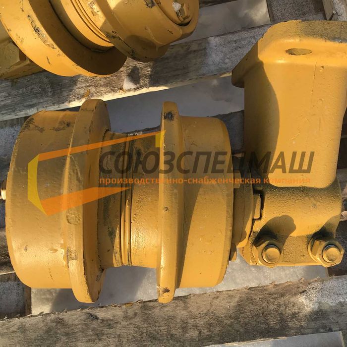 Каток поддерживающий с кронштейном на бульдозер ЧТЗ Б10М, Т-170, Т-130