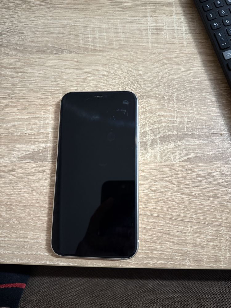 Iphone 11 64gb top състояние.