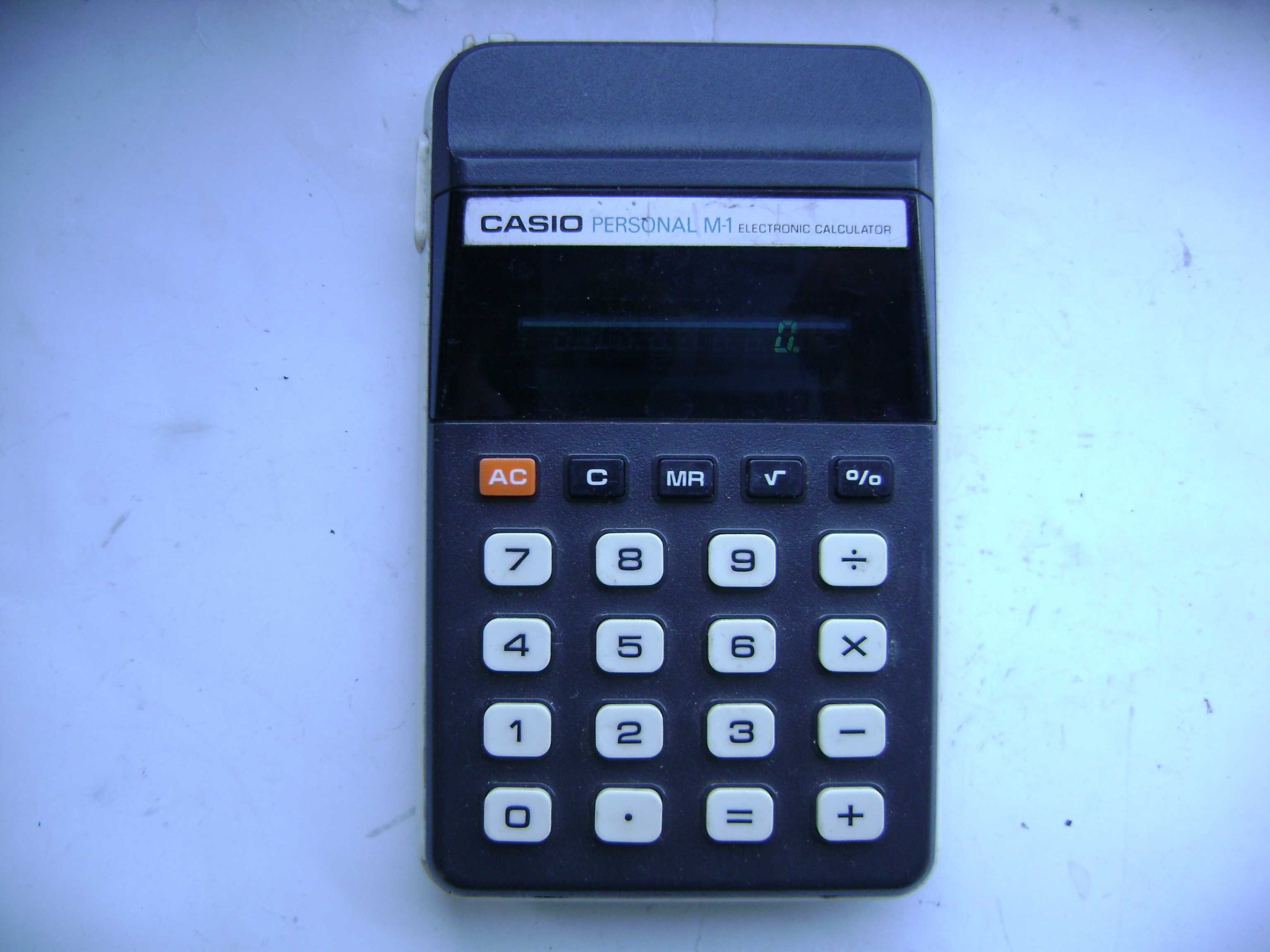 Продавам ретро калкулатор Casio Personal M1