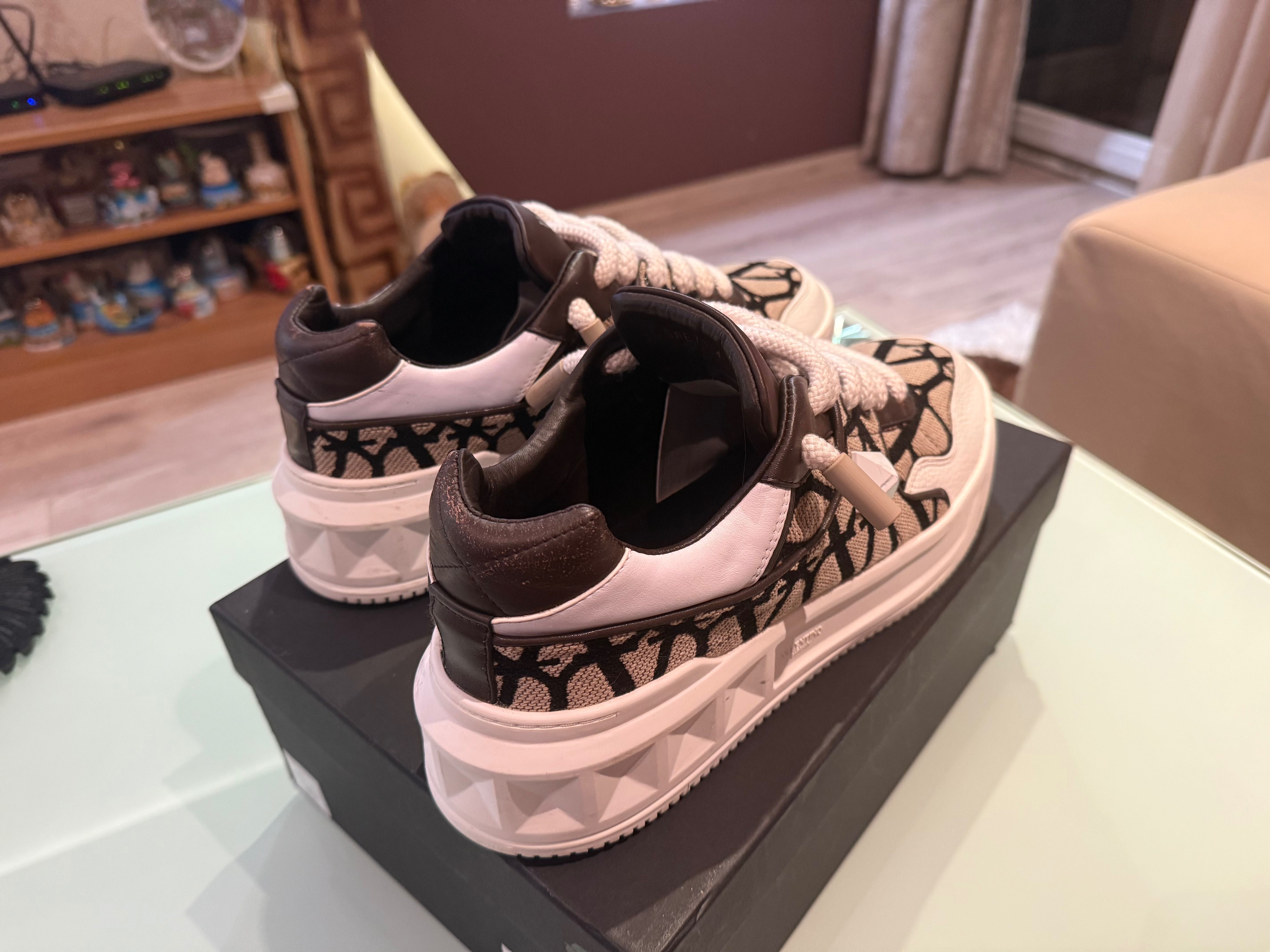 Продавам оригинални кецове на Valentino Garavani