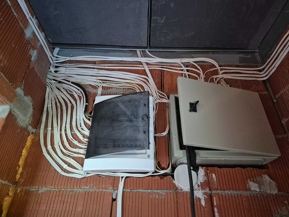 ЛЕД осветление, коледна украса и вътрешни ремонти