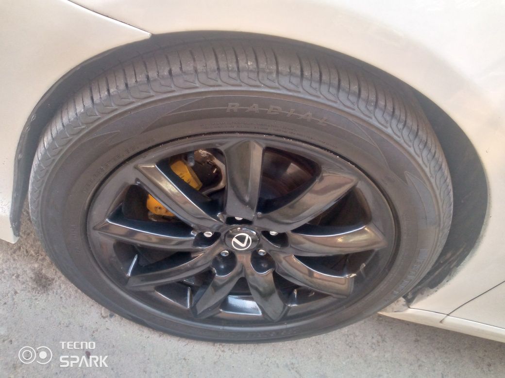 Lexsuz ariginal diska baloni bilan xolati yaxshi 235/50R18