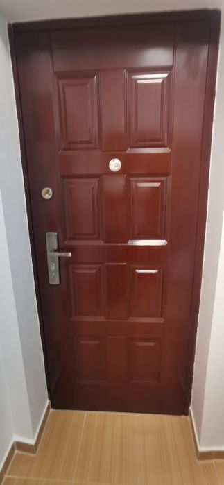 Vând ușă metalică!