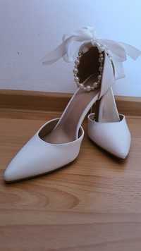 Pantofi albi eleganți