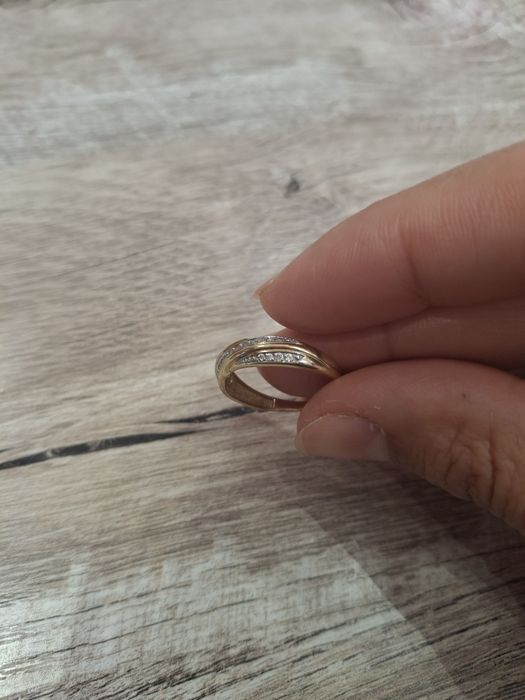 Продам золотое кольцо с фианитами